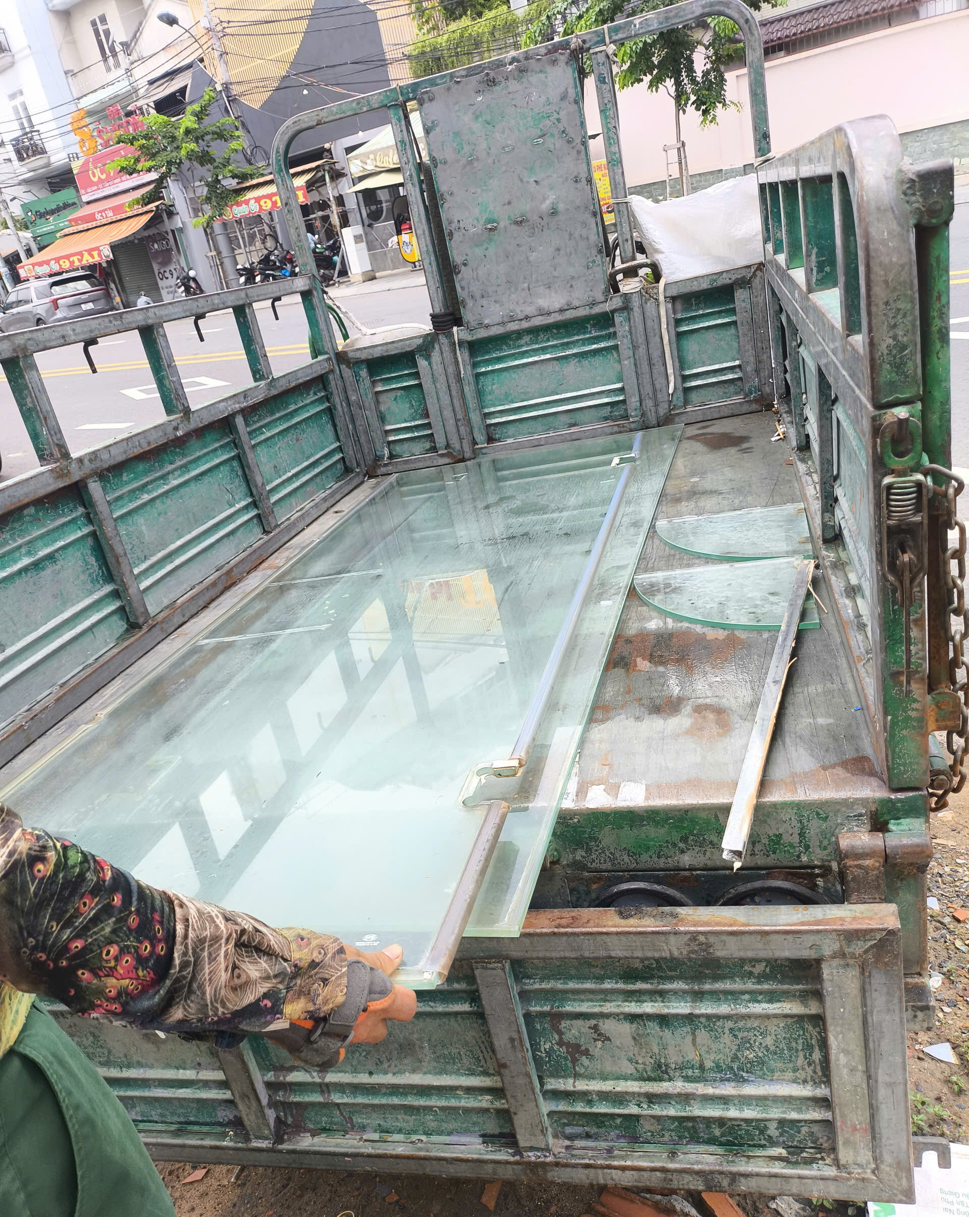thuê xe ba gác dọn kính cũ