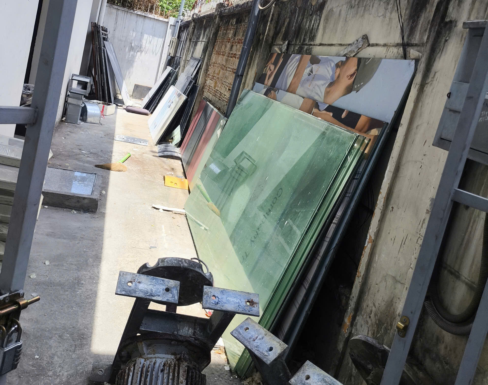 thuê xe ba gác dọn và chở kính cũ bỏ đi