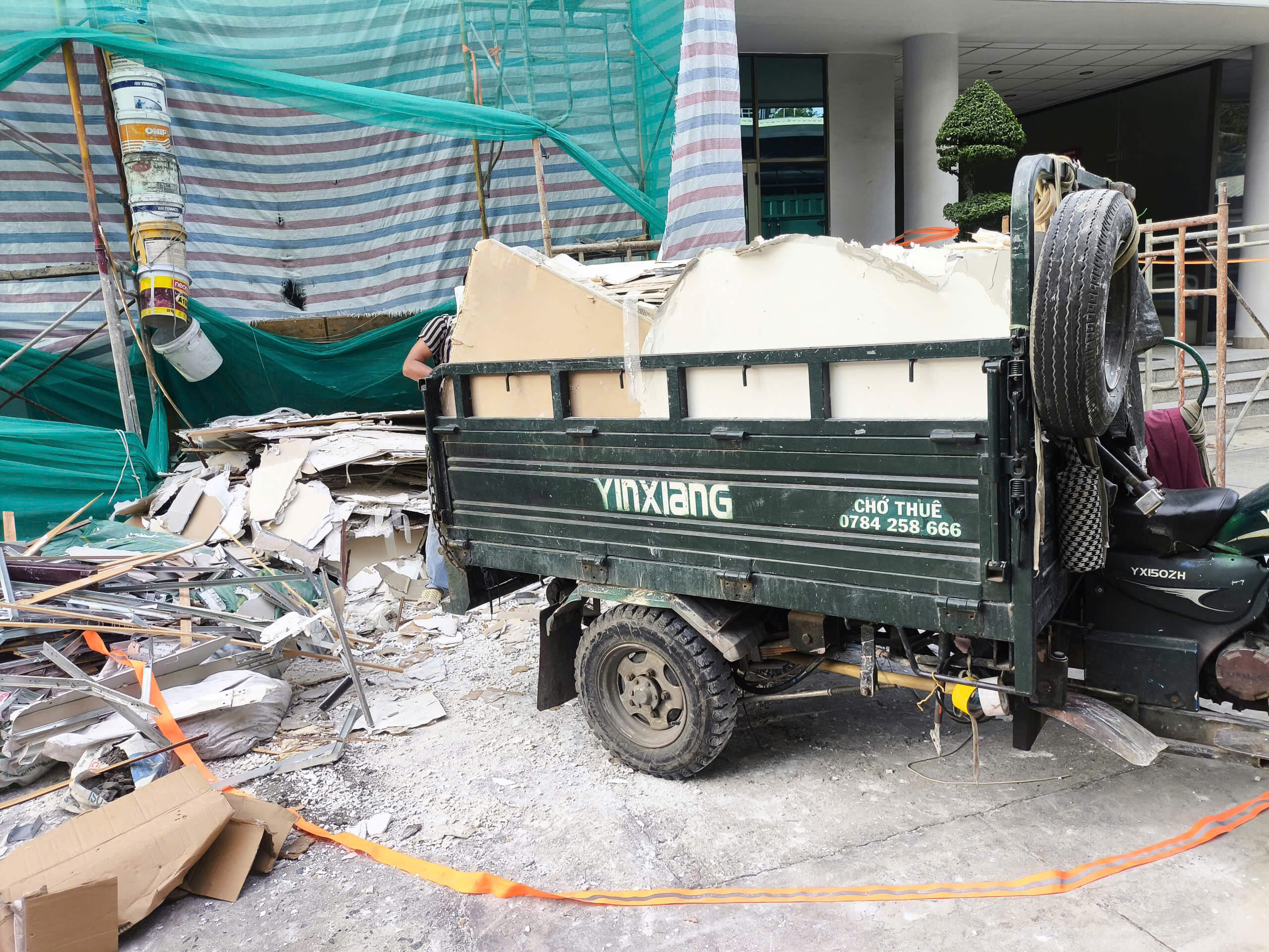 Thuê xe ba gác dọn đổ rác thạch cao tại Tân Bình