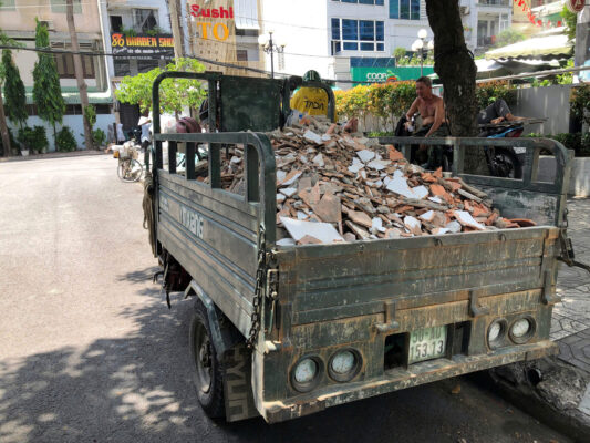 Xe ba gác chở xà bần tại chung cư Carillon 1 Trần Văn Danh Tân Bình