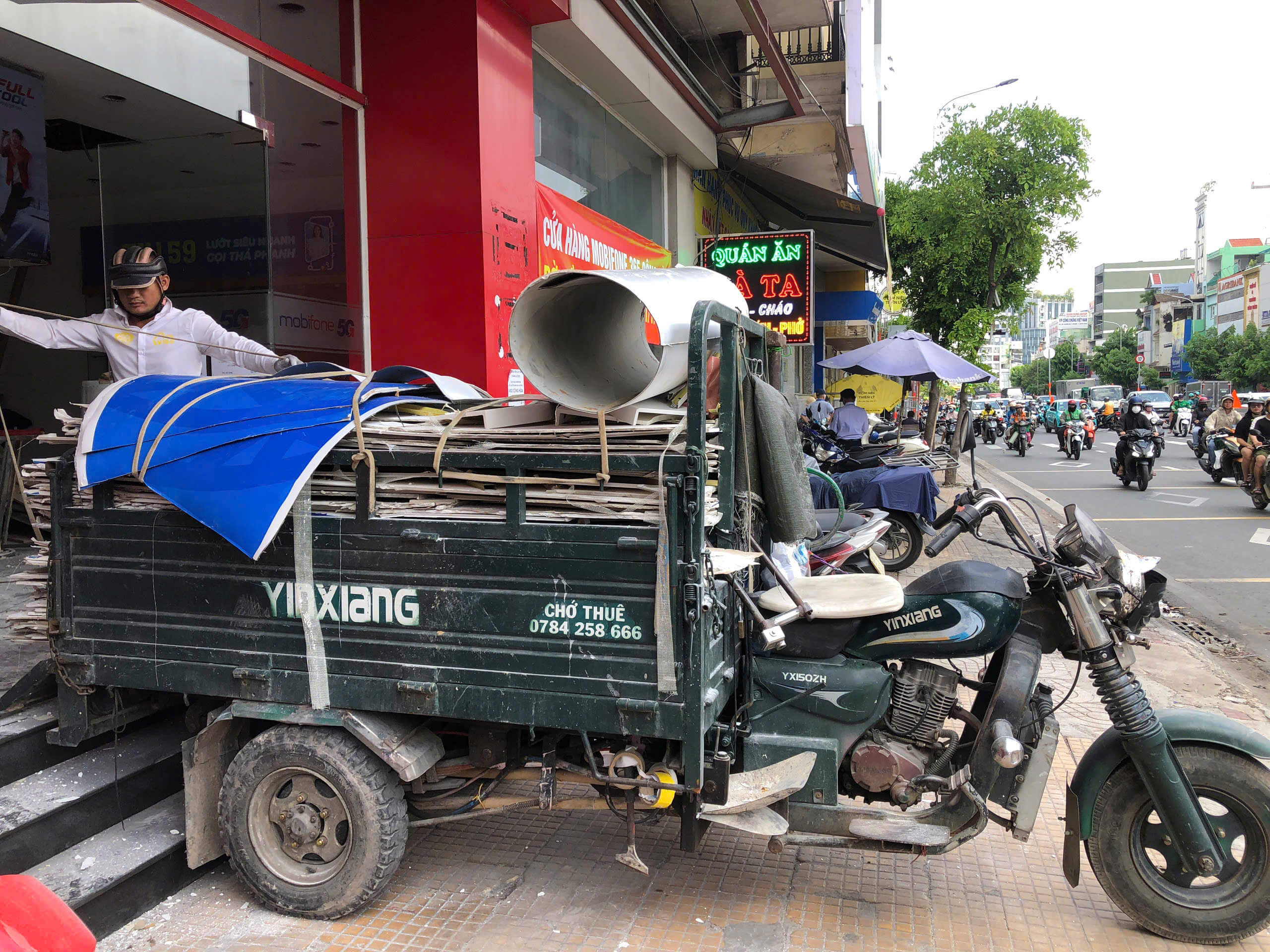 Thuê xe ba gác đổ rác công trình Tân Bình