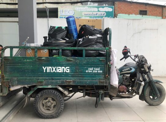 Xe ba gác đổ rác áo quần cũ bỏ đi tại Tân Bình