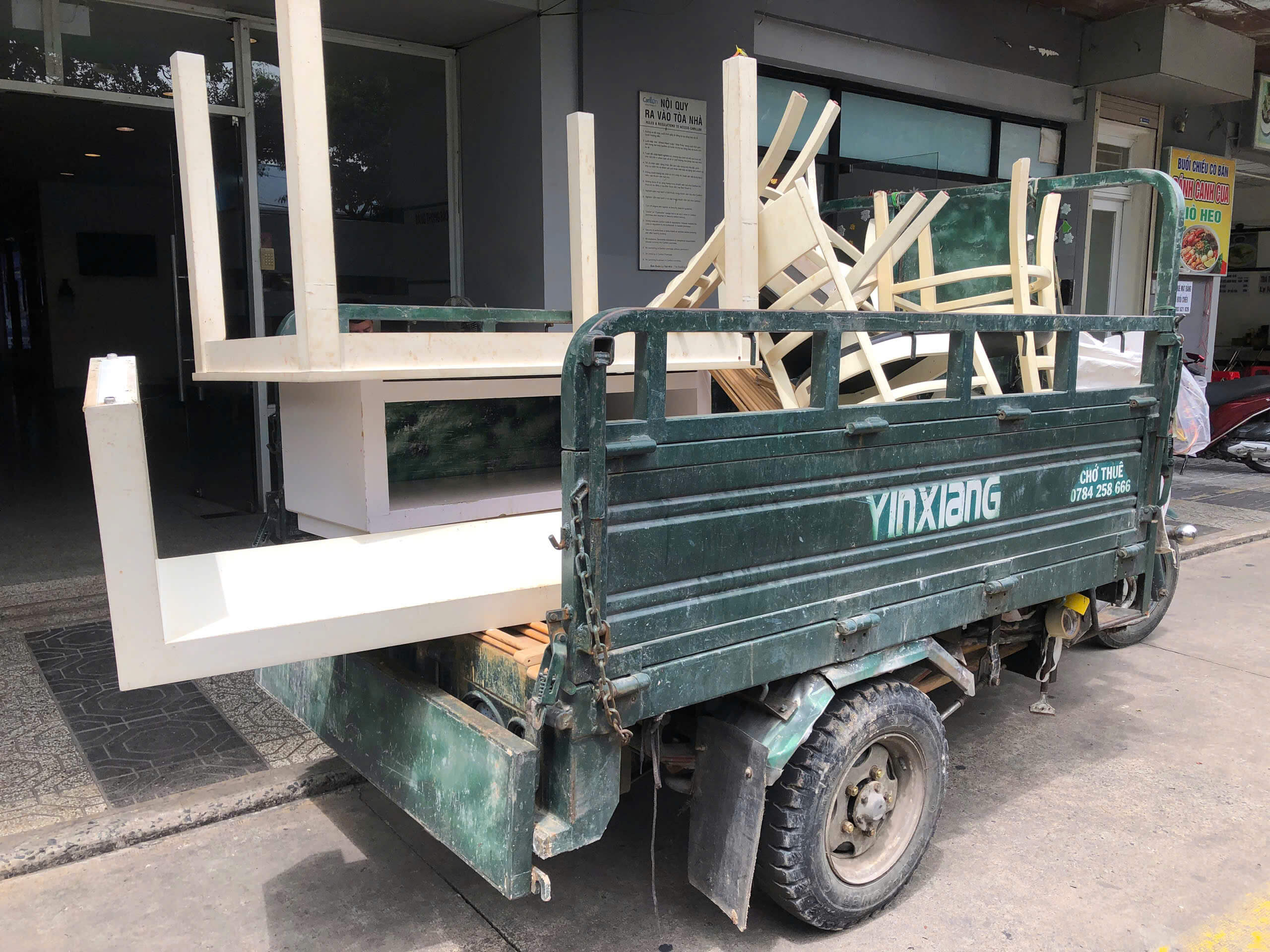 Thuê xe ba gác chở bàn ghế cũ tại Tân Bình