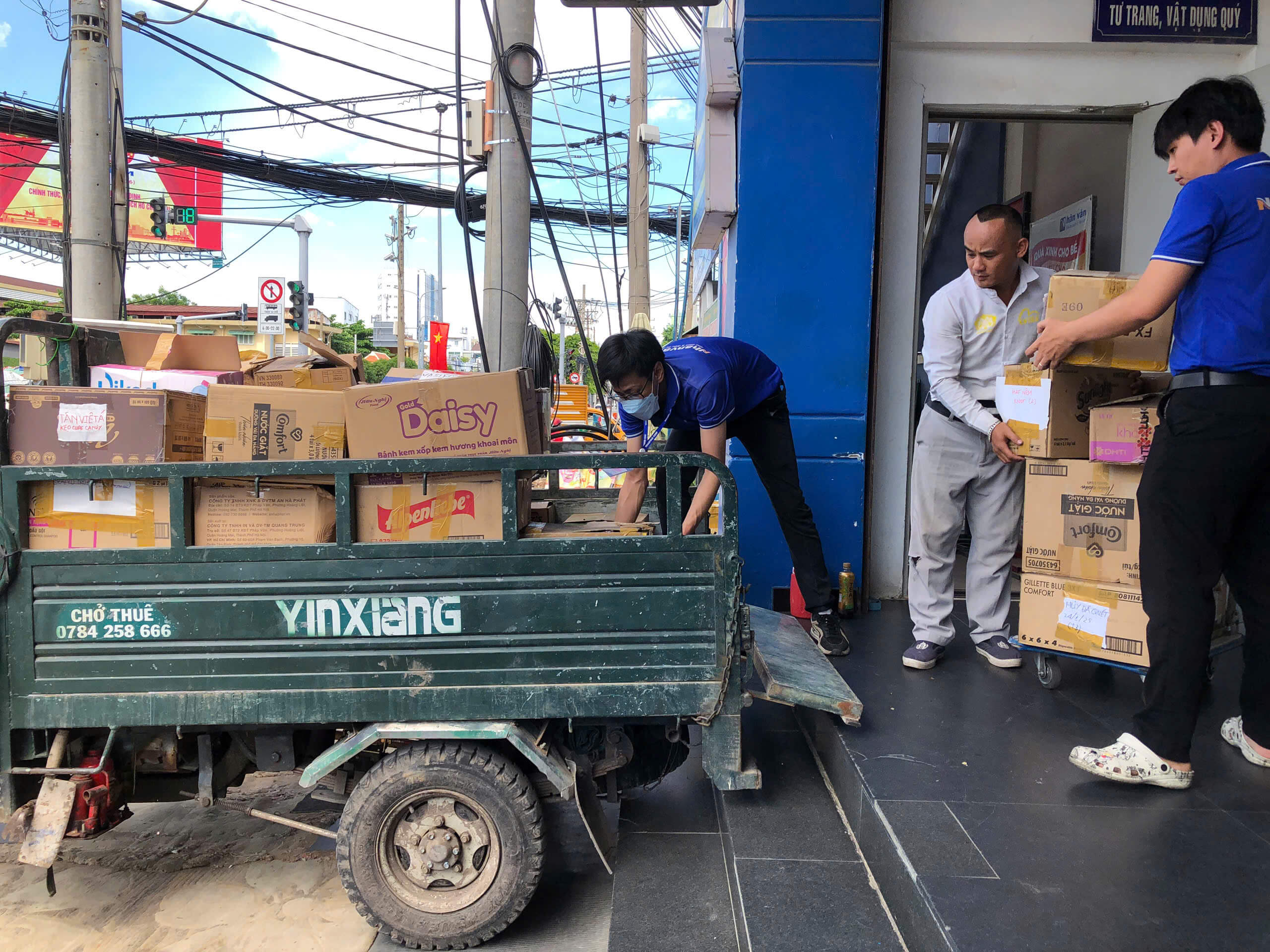Dọn kho hàng và thu gom hàng hóa hết hạn tại Tân Bình