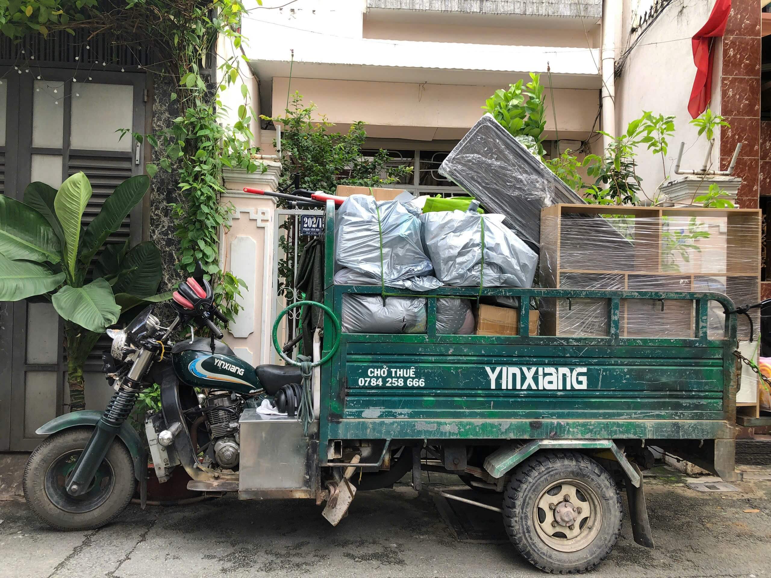 Xe ba gác chuyển trọ ban đêm tại Tân Bình