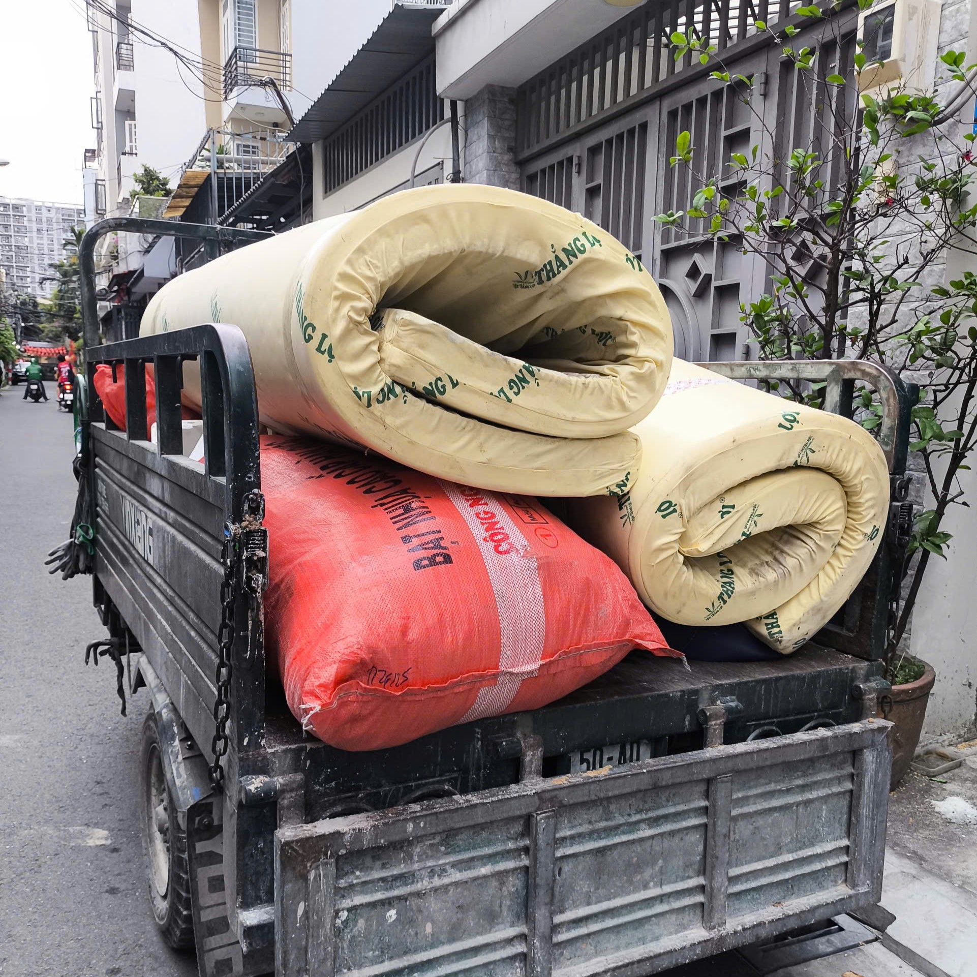 Xe ba gác đổ rác nệm cũ Tân Bình