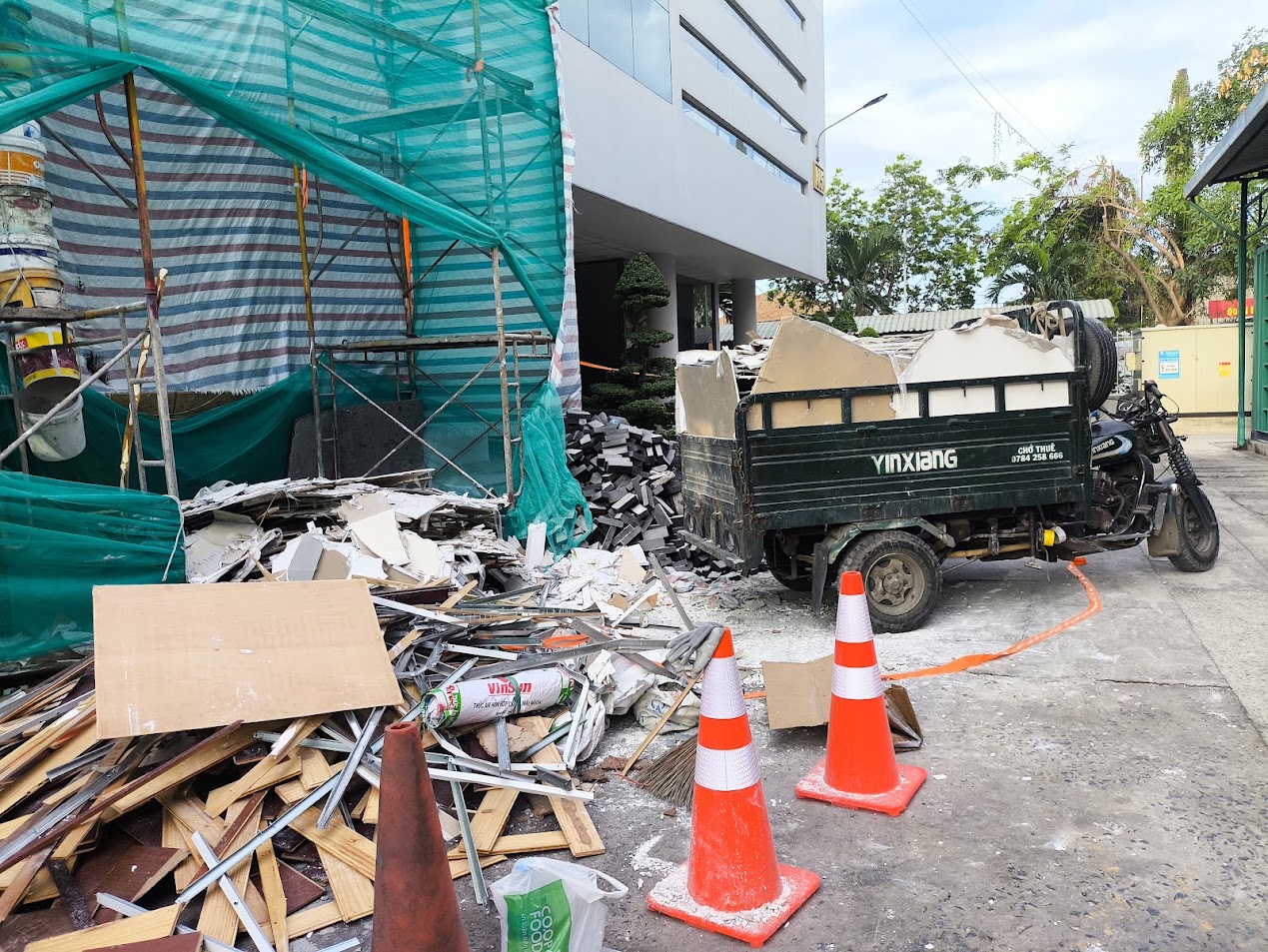Dọn rác cải tạo văn phòng tại Viettel Hoàng Hoa Thám