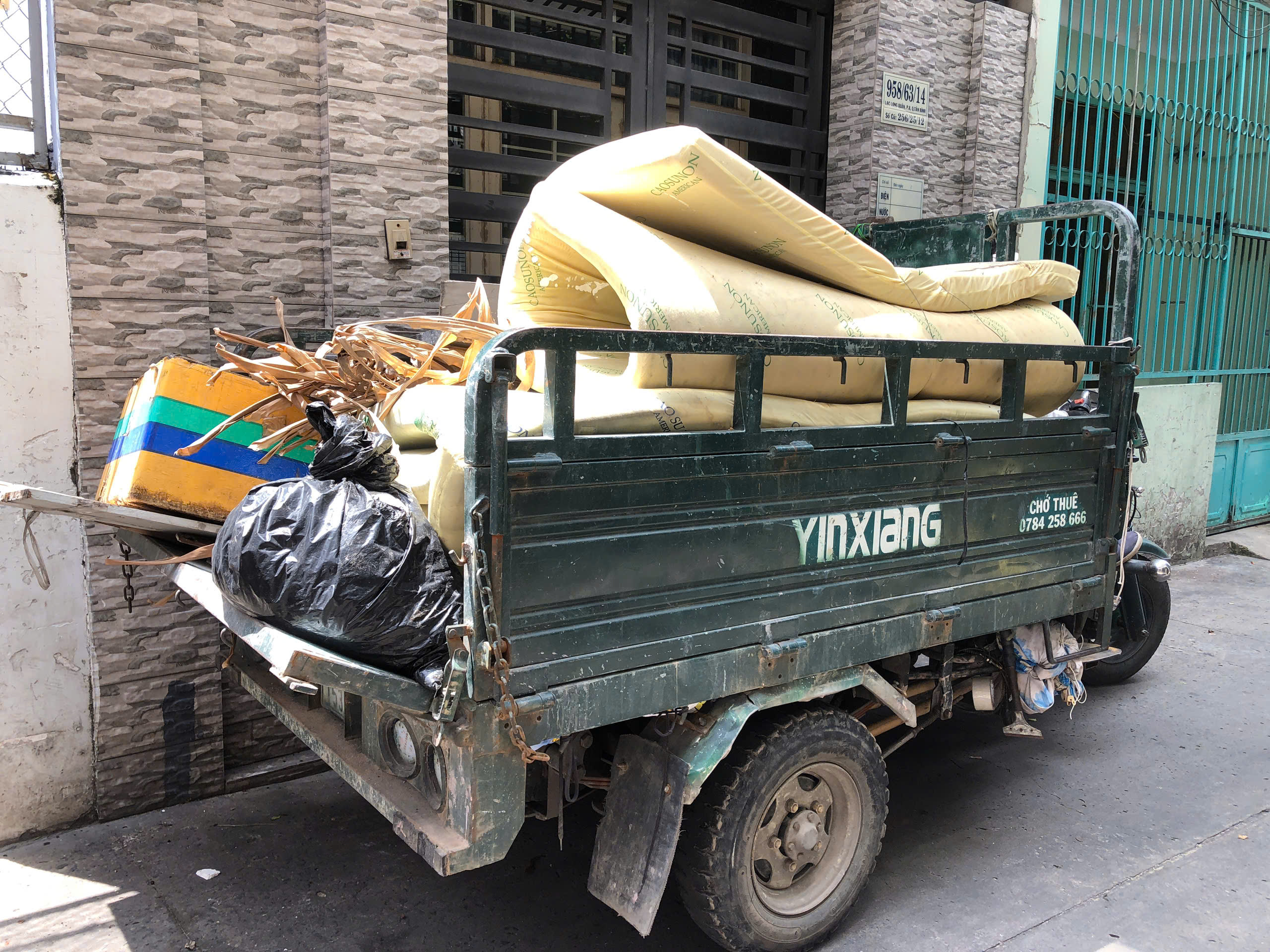 Giá đổ rác nệm cũ Tân Bình bằng xe ba gác